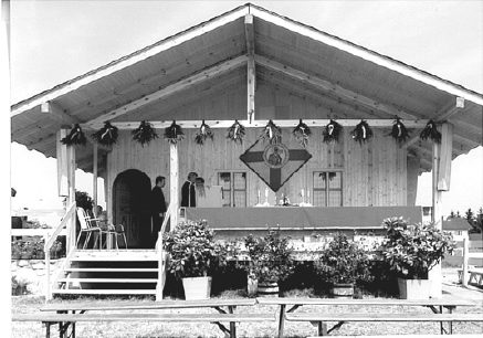 Das geschmückte Reiterheim bei der Einweihung am 26.06.1983